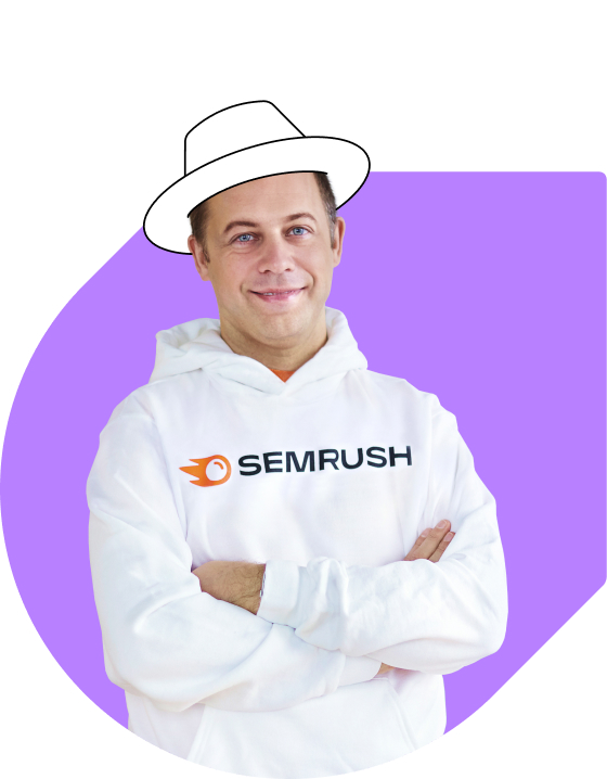 Foto del CEO y fundador de Semrush, Oleg Shchegolev, con una sudadera blanca con el logo de Semrush y un sombrero blanco dibujado sobre su cabeza